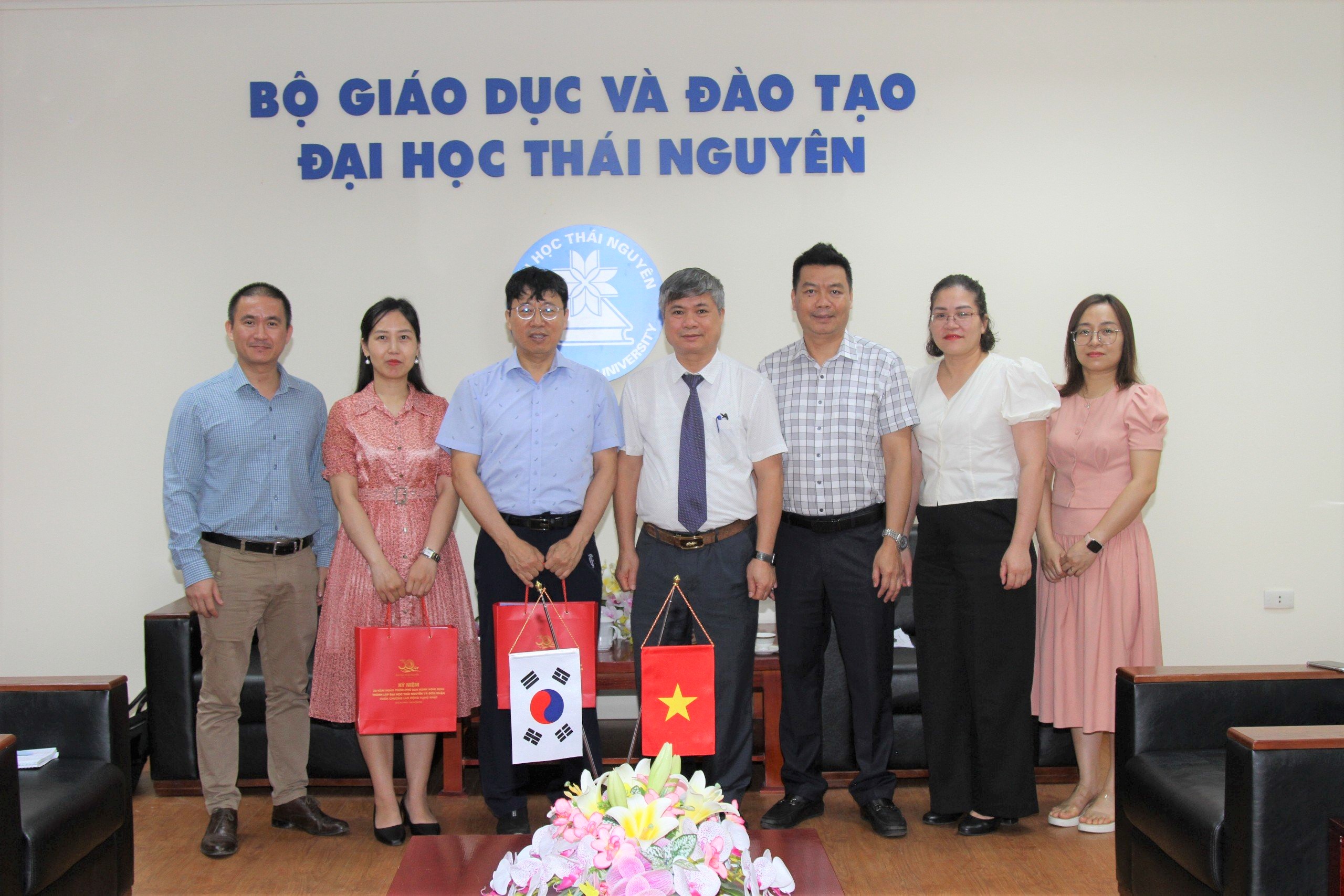 Đại học Thái Nguyên làm việc với Viện Đào tạo Hàn Quốc